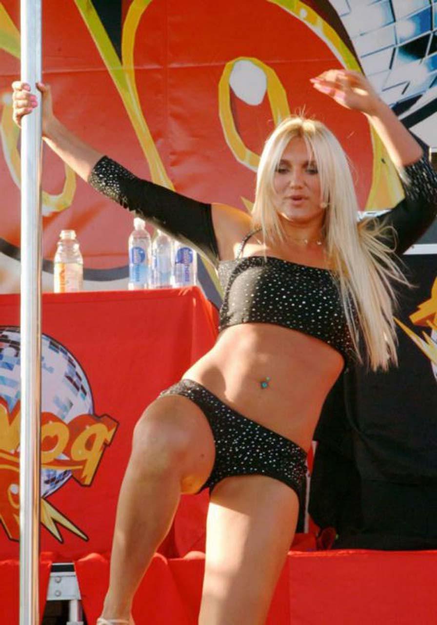 16P Brooke Hogan exposing sexy bikini body and very hot ass in thong
