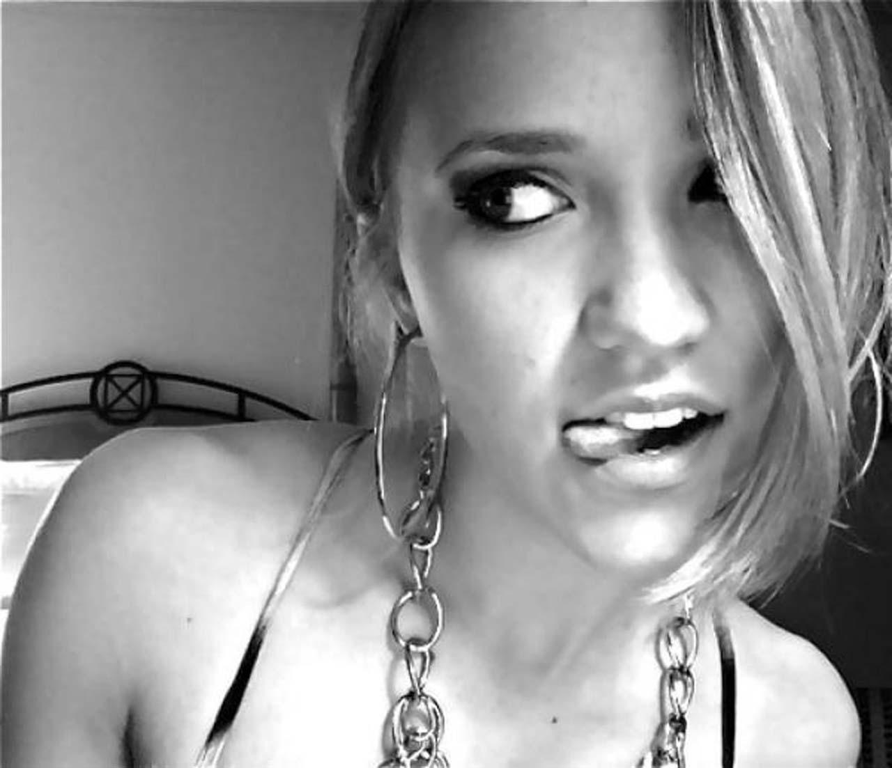 16P Emily Osment looking fucking hot and sexy on her private photos