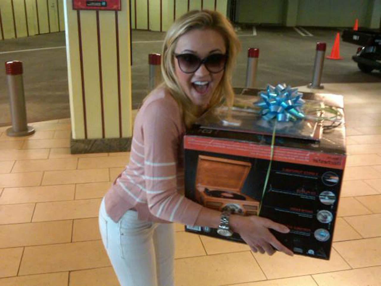 16P Emily Osment looking fucking hot and sexy on her private photos