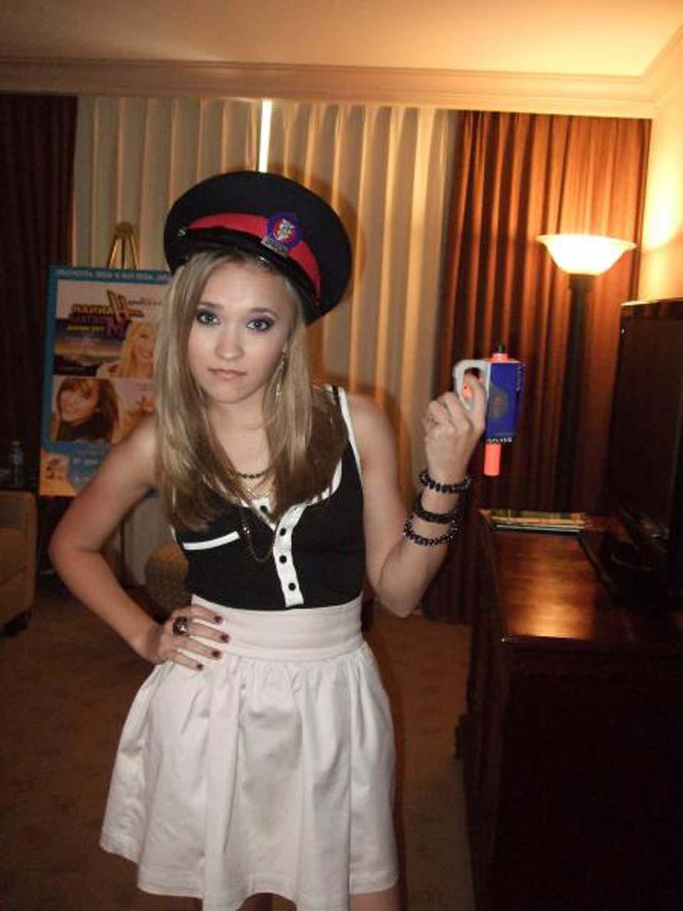 16P Emily Osment looking fucking hot and sexy on her private photos