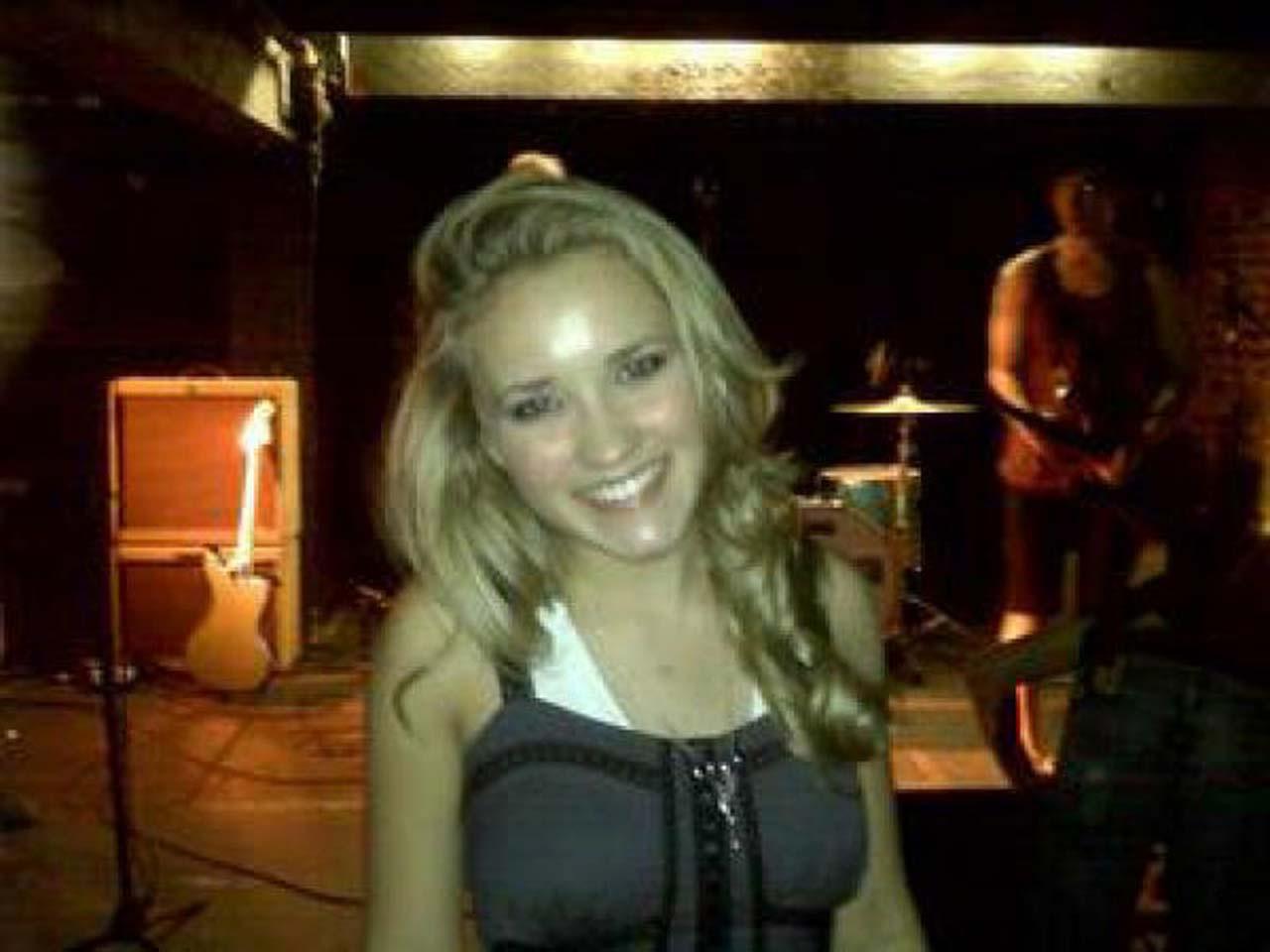 16P Emily Osment looking fucking hot and sexy on her private photos