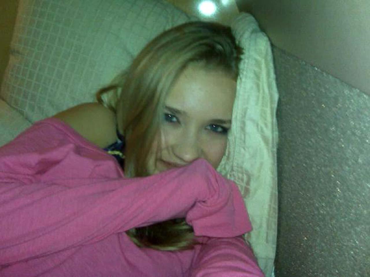 16P Emily Osment looking fucking hot and sexy on her private photos