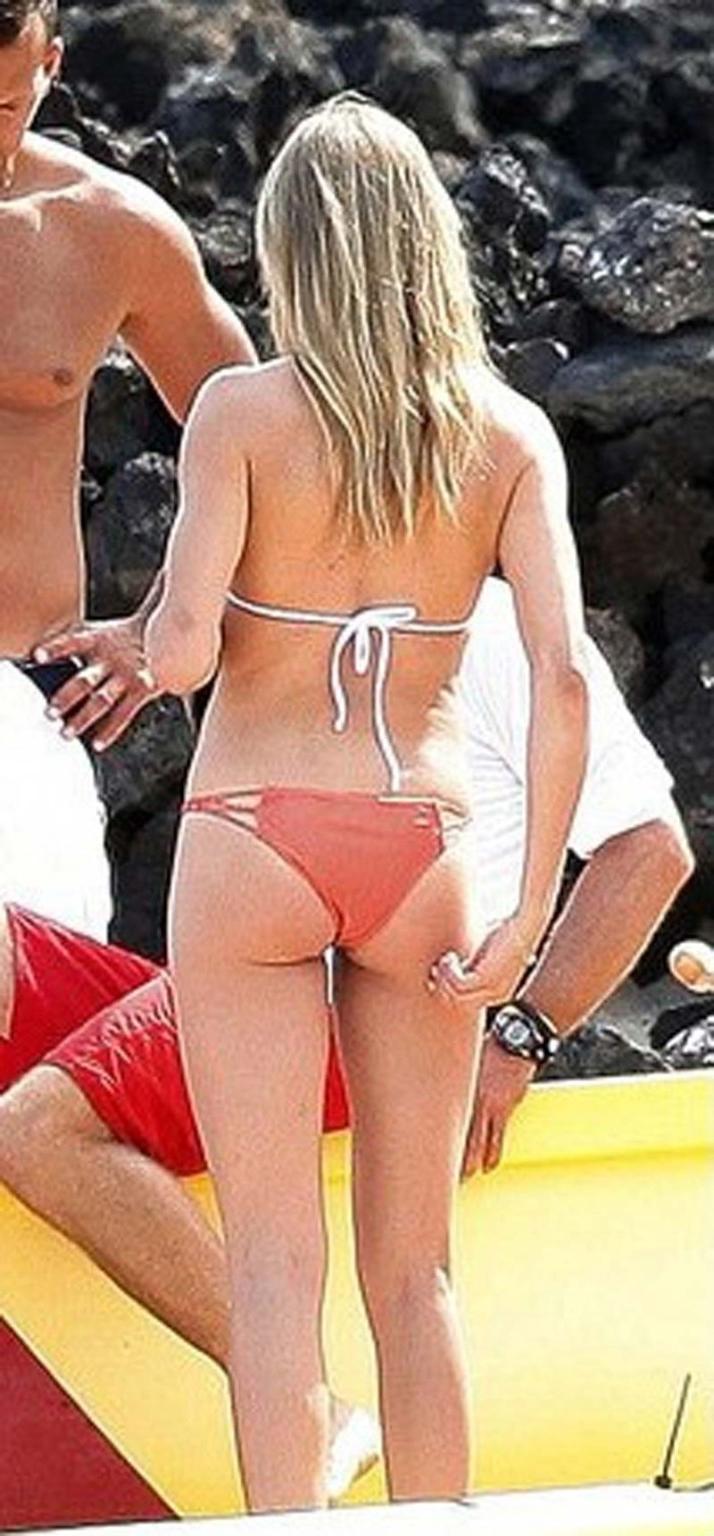 16P Cameron Diaz charming buttocks in a bikini