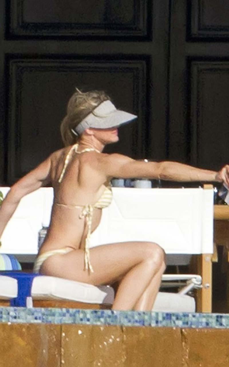 16P Cameron Diaz charming buttocks in a bikini