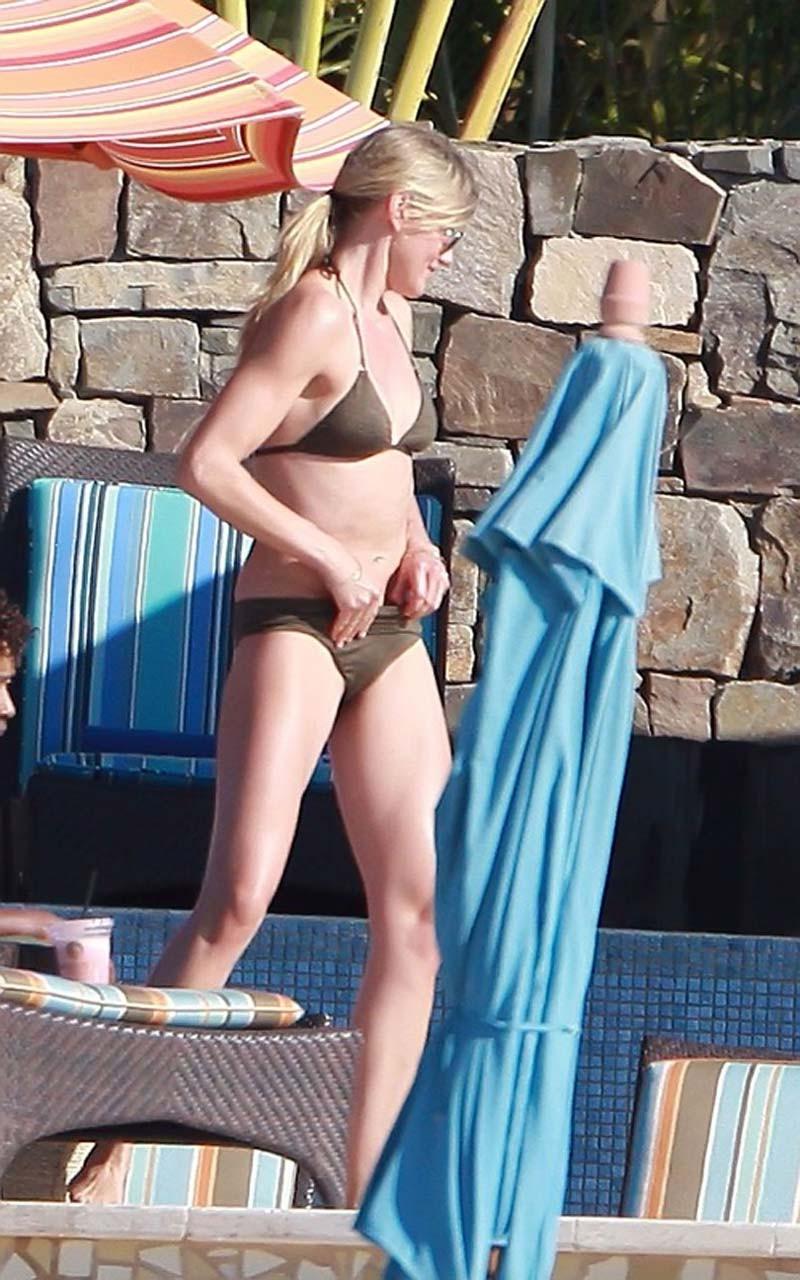 16P Cameron Diaz charming buttocks in a bikini