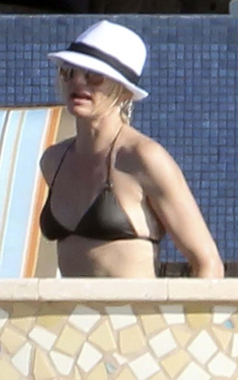 16P Cameron Diaz charming buttocks in a bikini