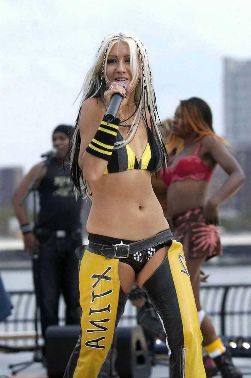 16P Christina Aguilera the legendary photos of her scpectacural ass in thong