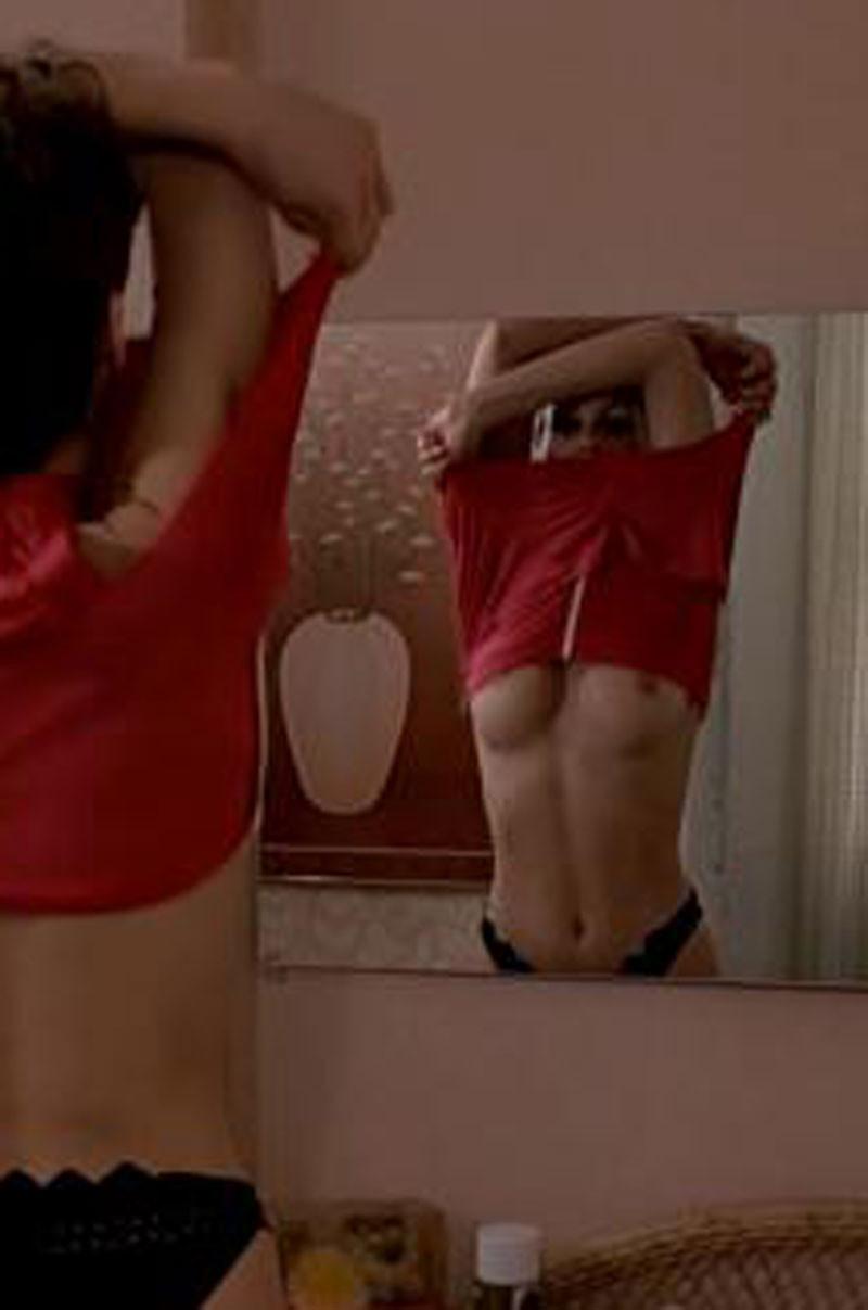 16P Jaime Lee Curtis nice topless in front of a mirror