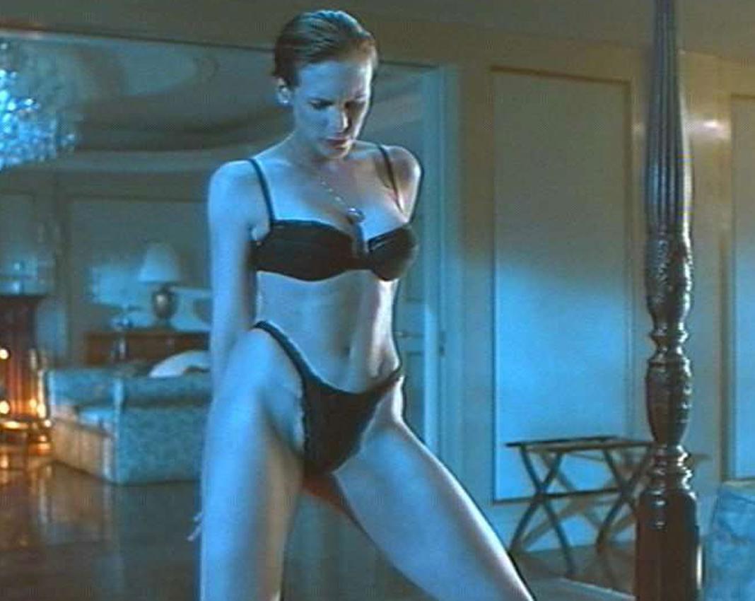 16P Jaime Lee Curtis nice topless in front of a mirror