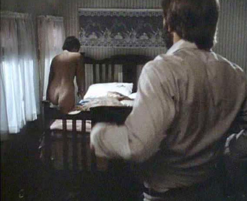 16P Jaime Lee Curtis nice topless in front of a mirror