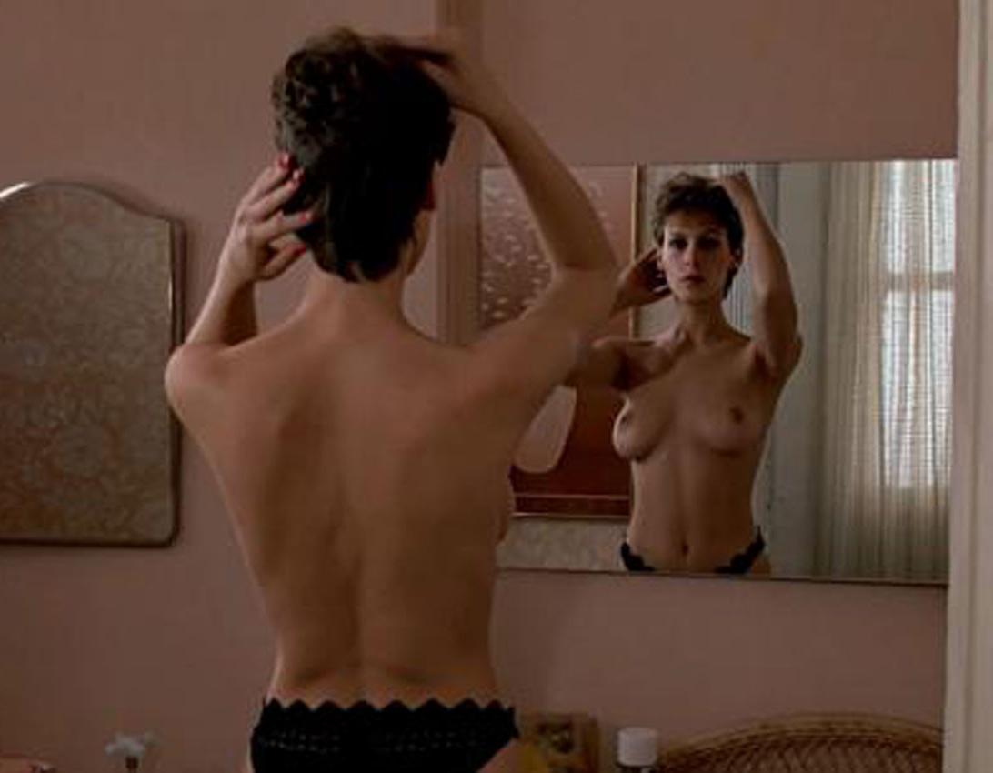 16P Jaime Lee Curtis nice topless in front of a mirror