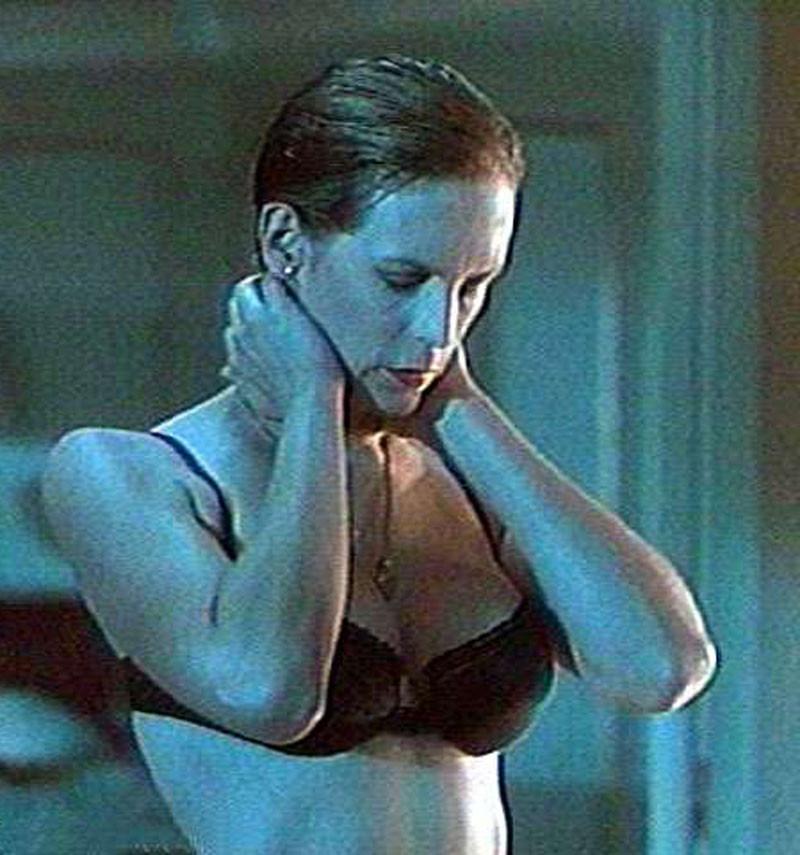 16P Jaime Lee Curtis nice topless in front of a mirror