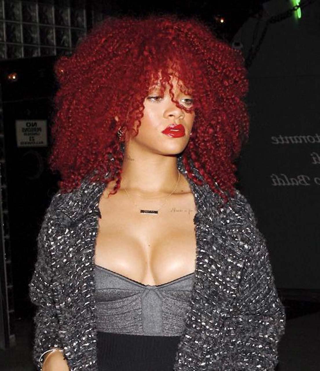 16P Rihanna exposing fucking sexy body and hot ass in thong on private photos