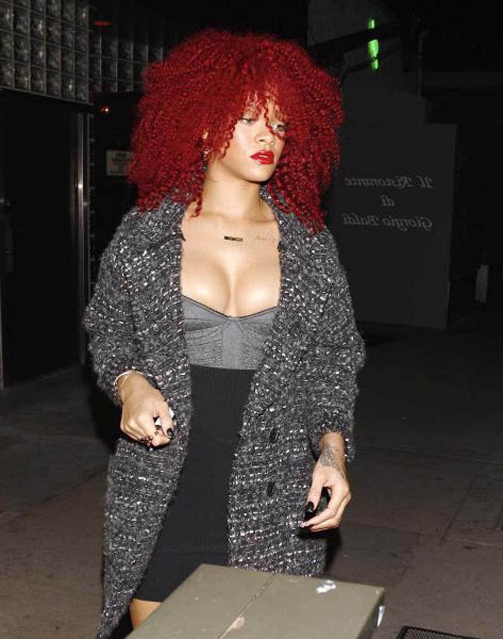 16P Rihanna exposing fucking sexy body and hot ass in thong on private photos