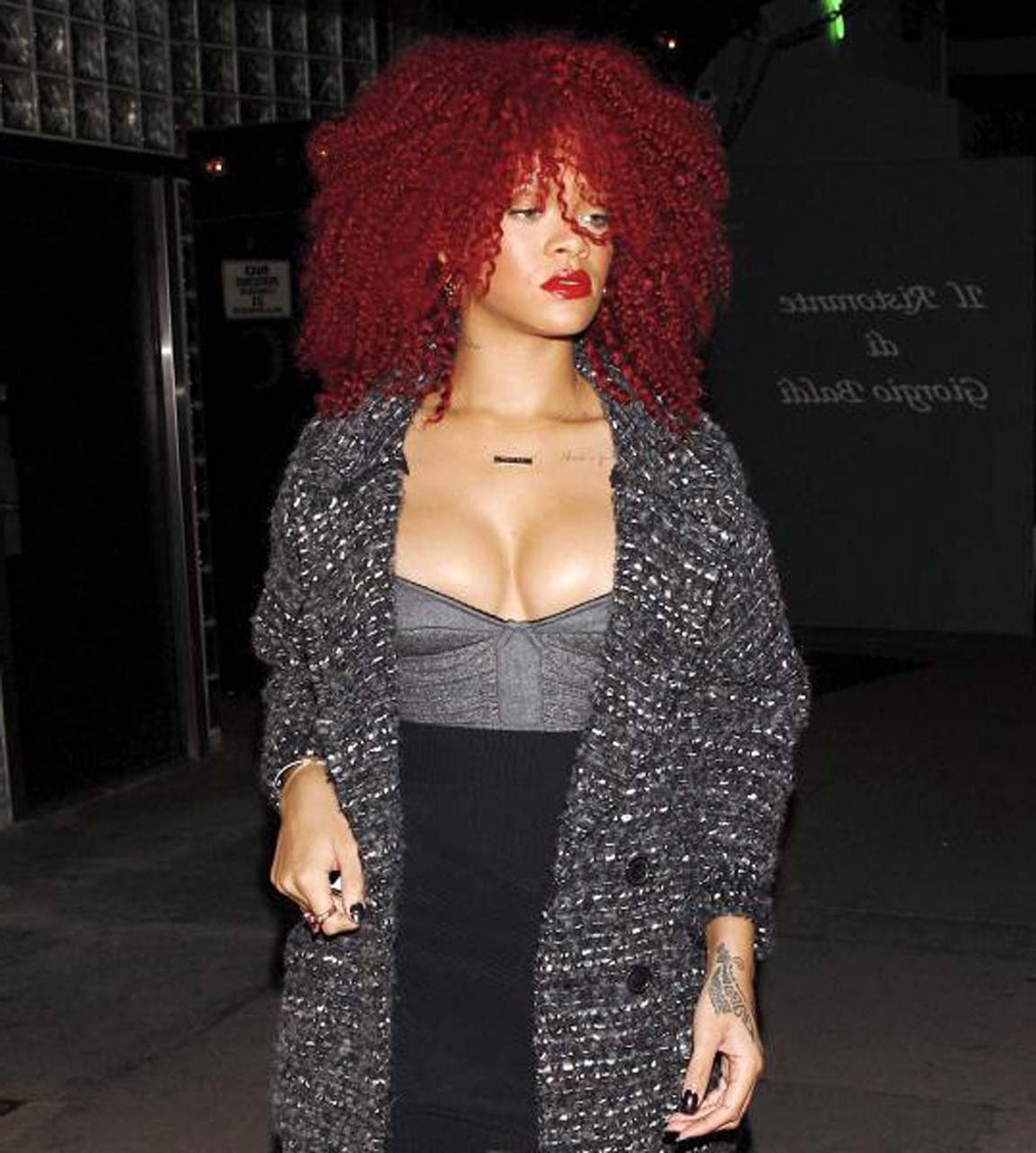 16P Rihanna exposing fucking sexy body and hot ass in thong on private photos
