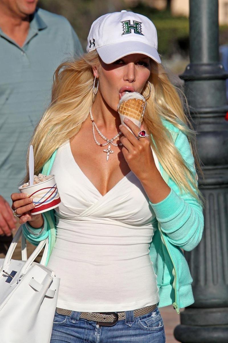 16P Heidi Montag flaunting her giant boobs in bikini