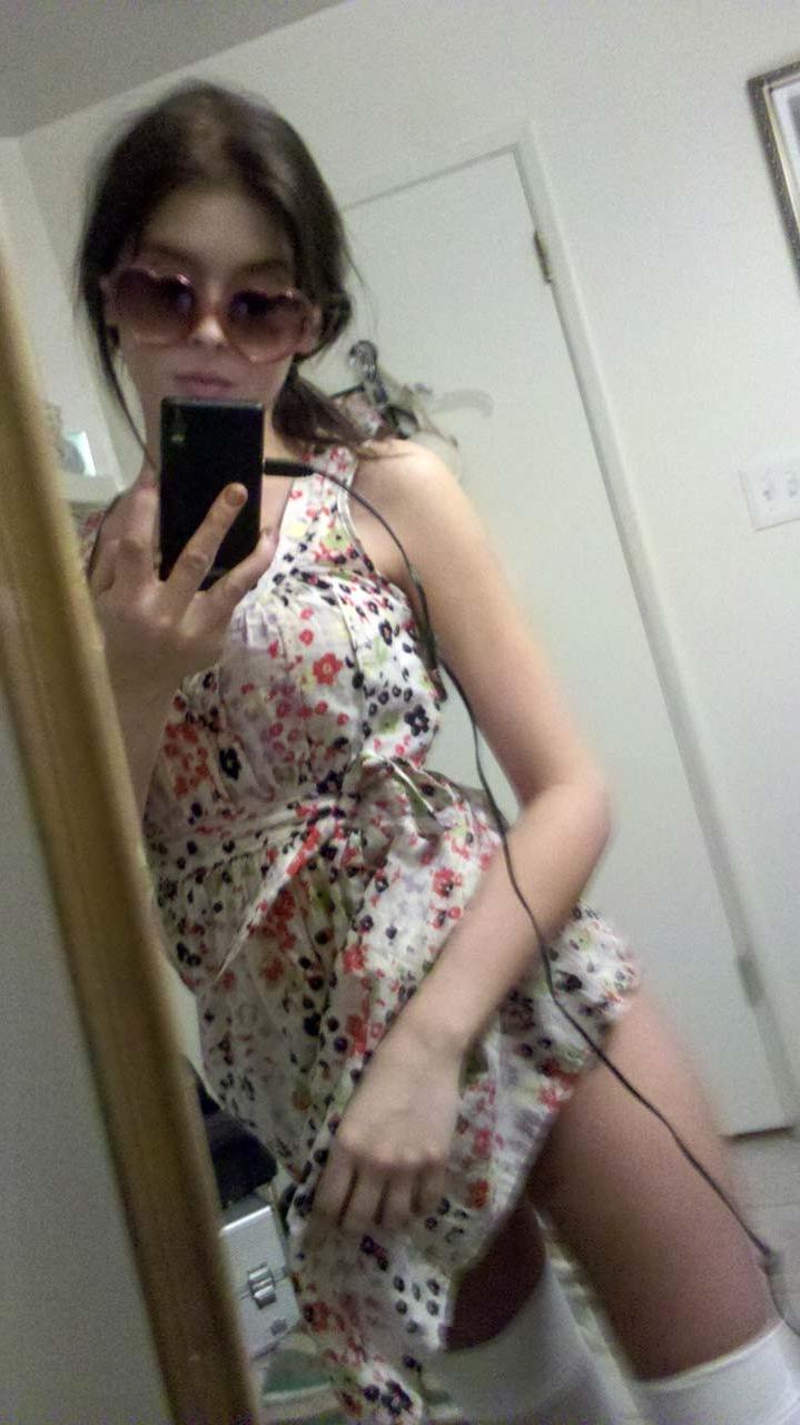 16P Renee Olstead exposing her pussy and her big boobs in new private leaked photos
