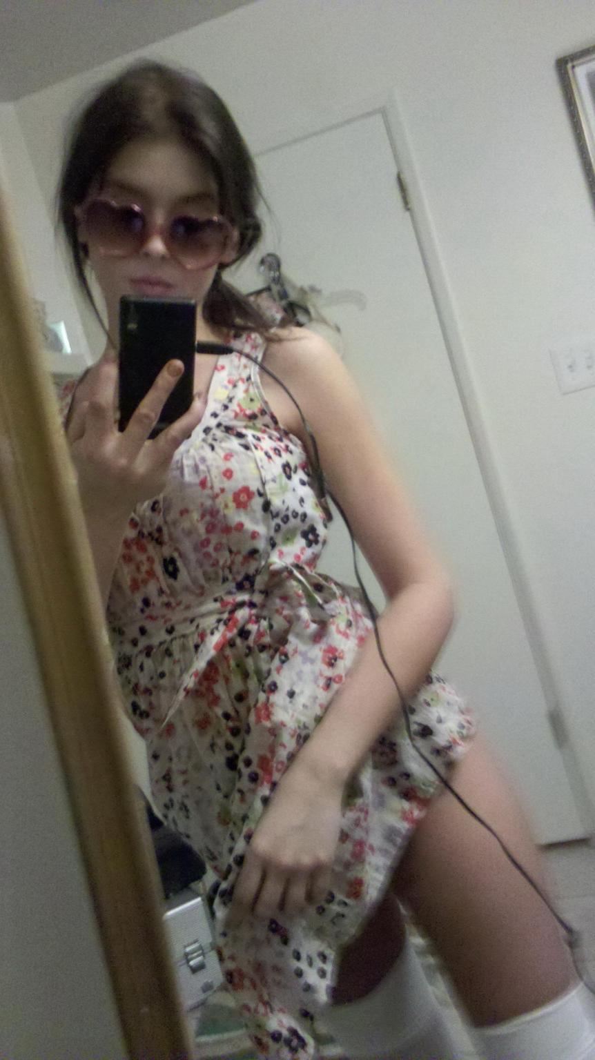 16P Renee Olstead nude  dildoing her tight pussy on the leaked private photos