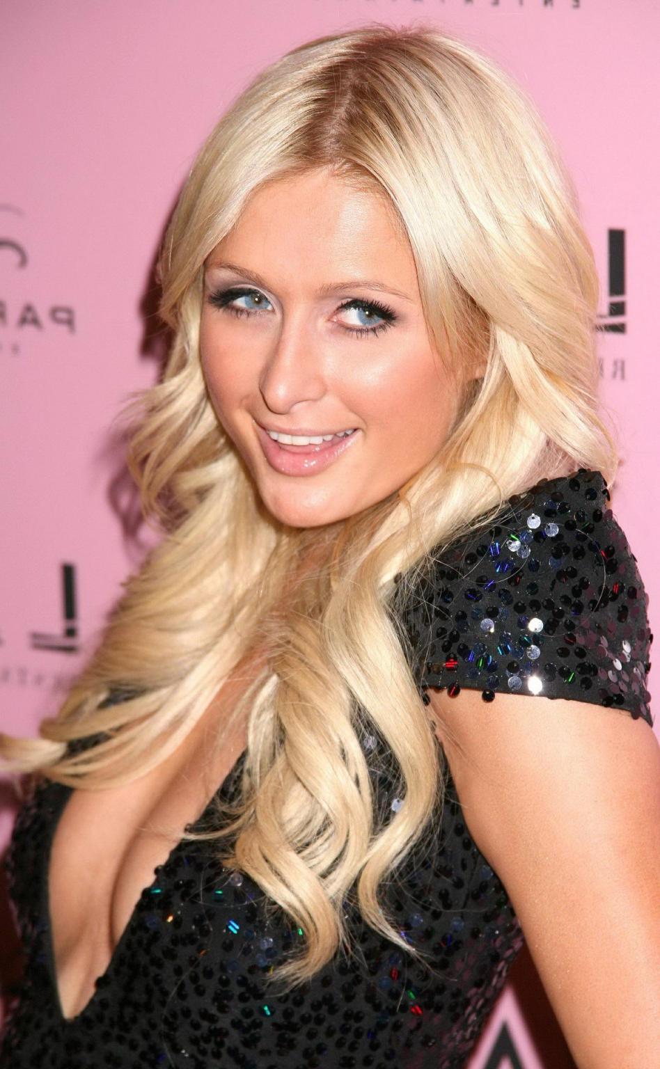 16P Paris Hilton shows nice cleavage celebrating her 30th birthday at Lavo Nightclub