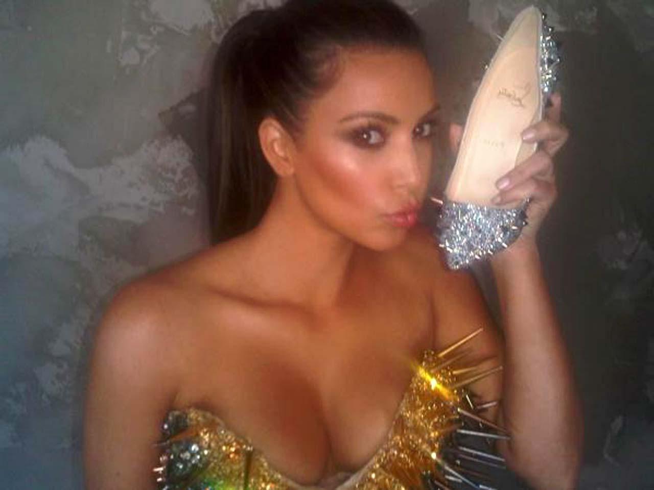 16P Kim Kardashian looking very hot and sexy on private photos