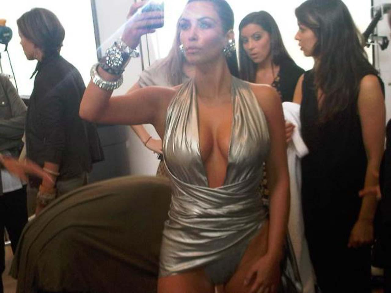 16P Kim Kardashian looking very hot and sexy on private photos