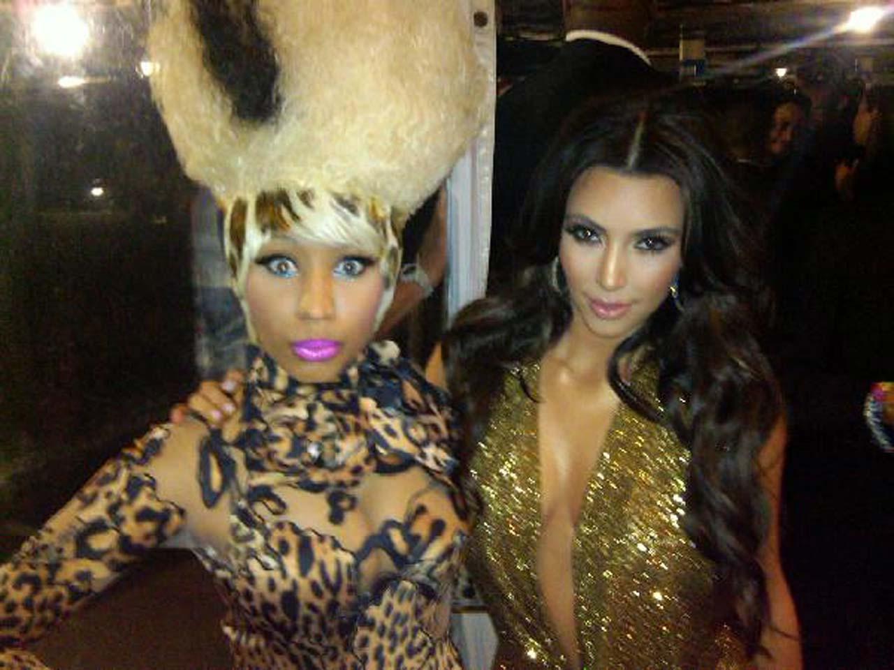 16P Kim Kardashian looking very hot and sexy on private photos
