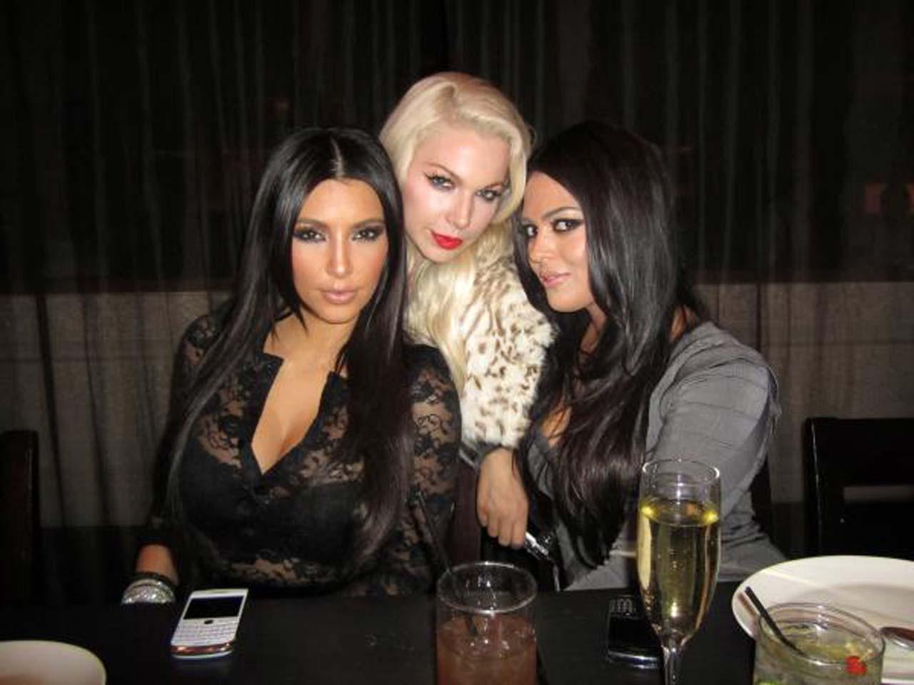 16P Kim Kardashian looking very hot and sexy on private photos