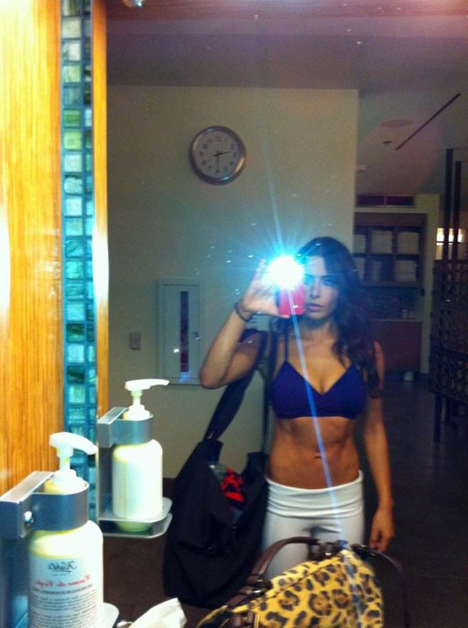16P Sarah Shahi exposing her sexy nude body and hot ass on private photos