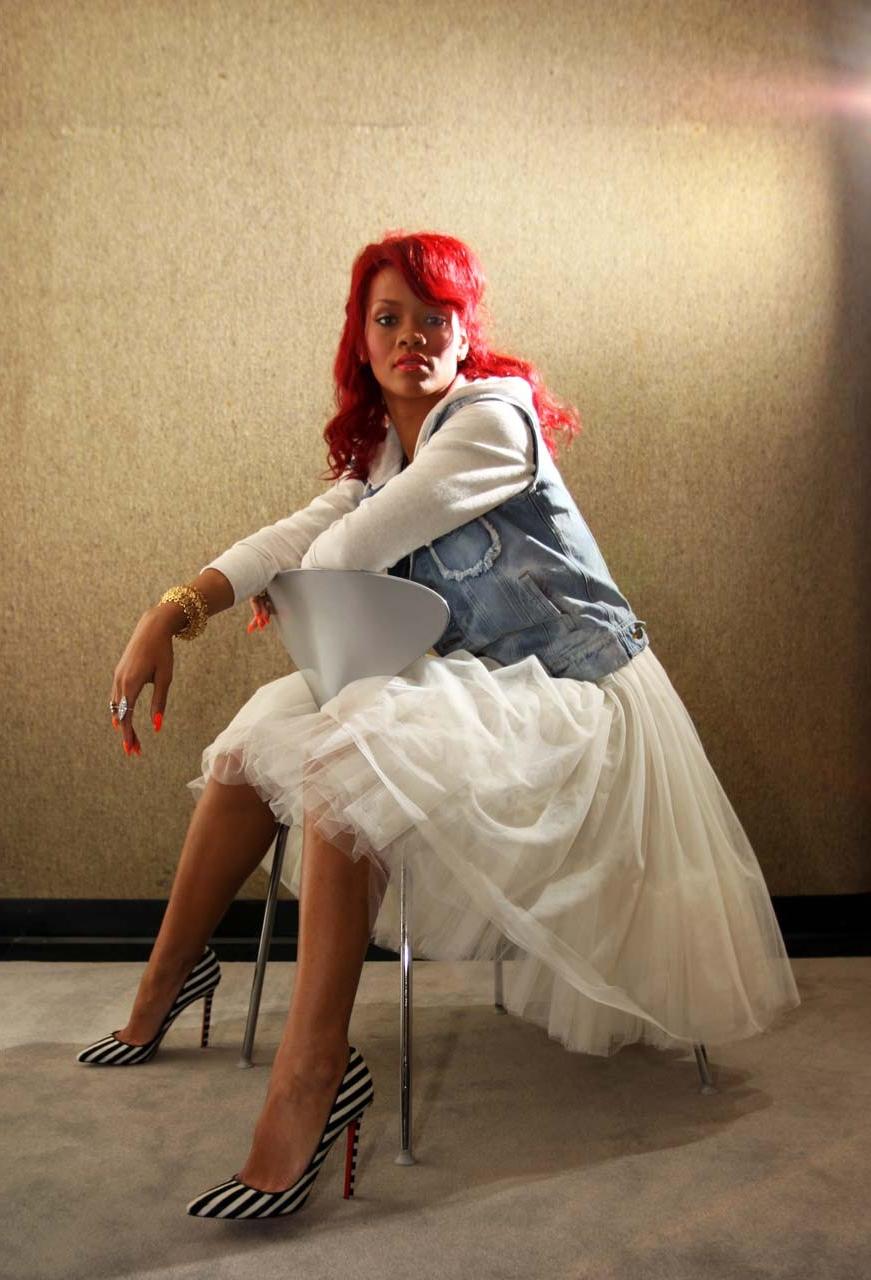 16P Rihanna exposing sexy and nude body in front the mirror in her bathroom
