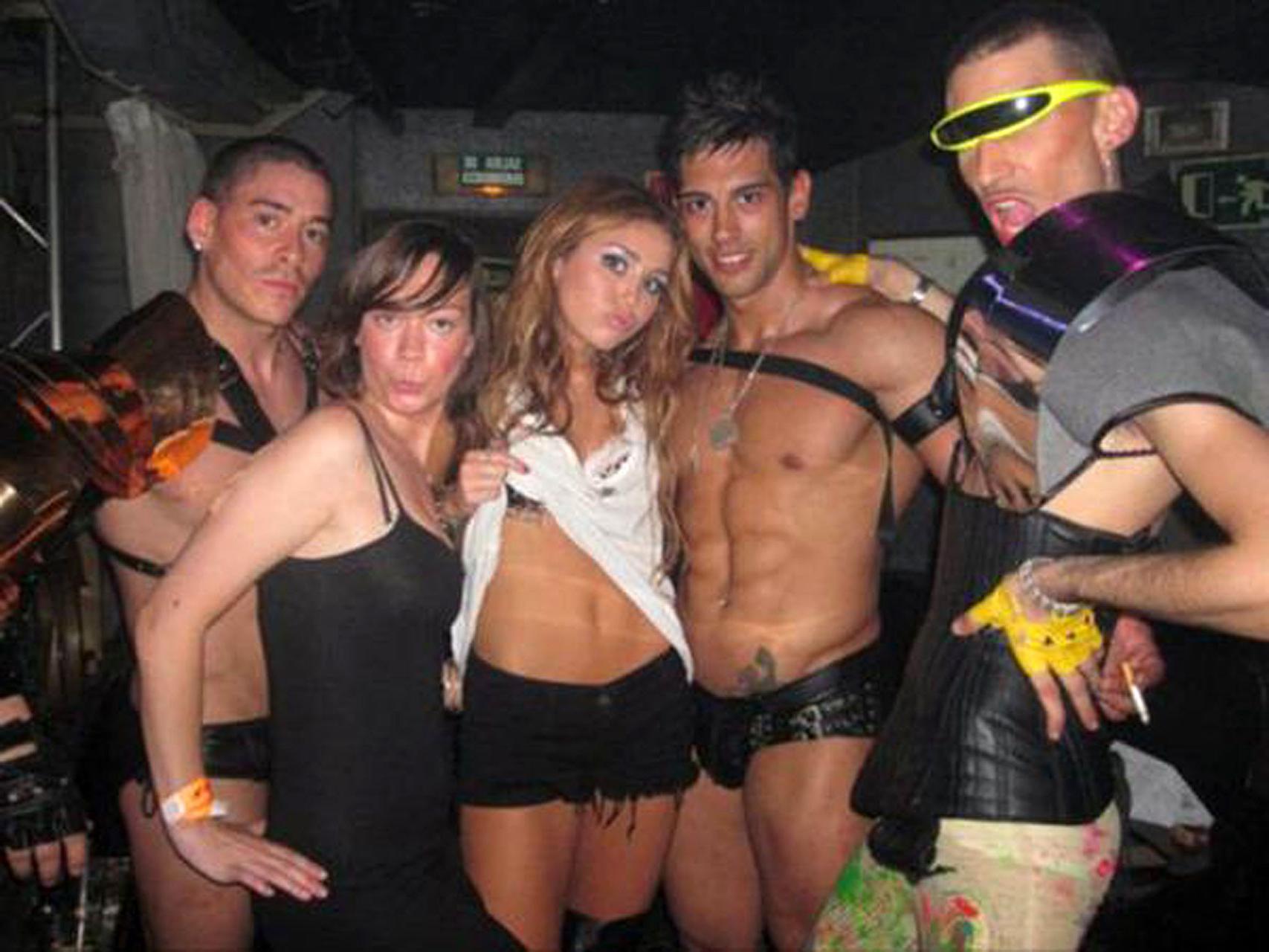 16P Miley Cyrus looking fucking hot and sexy on her private photos