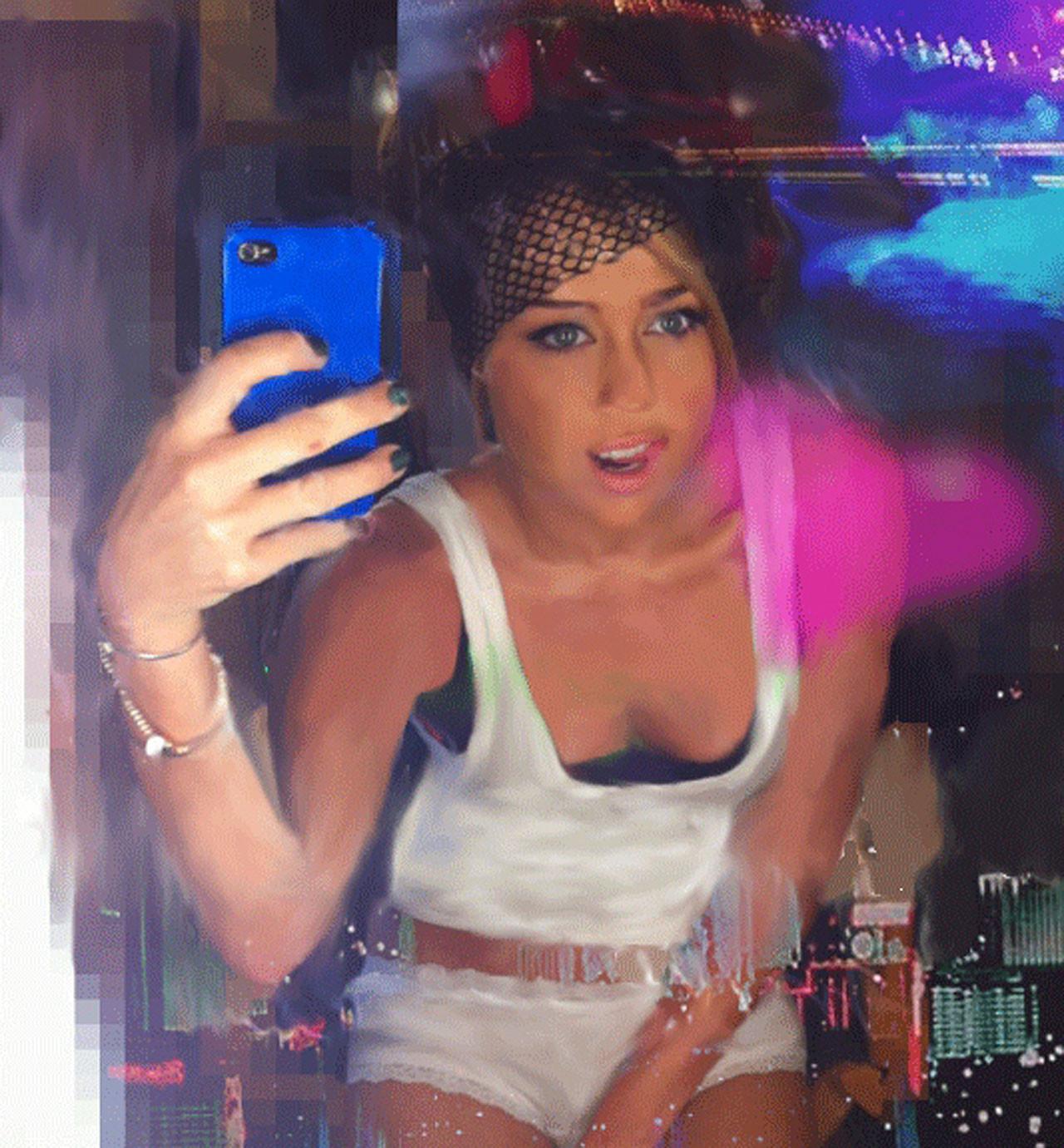 16P Miley Cyrus looking fucking hot and sexy on her private photos