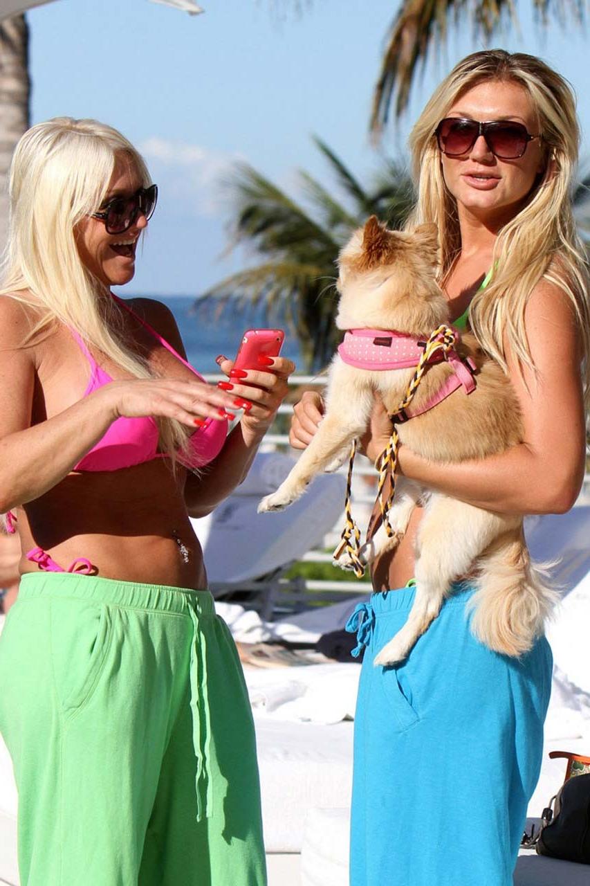 10P Brooke Hogan showing her sweet ass in thong and sexy in green bikini paparazzi s