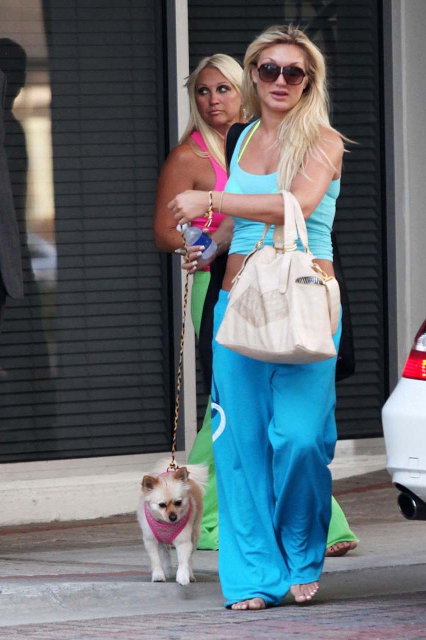 10P Brooke Hogan showing her sweet ass in thong and sexy in green bikini paparazzi s