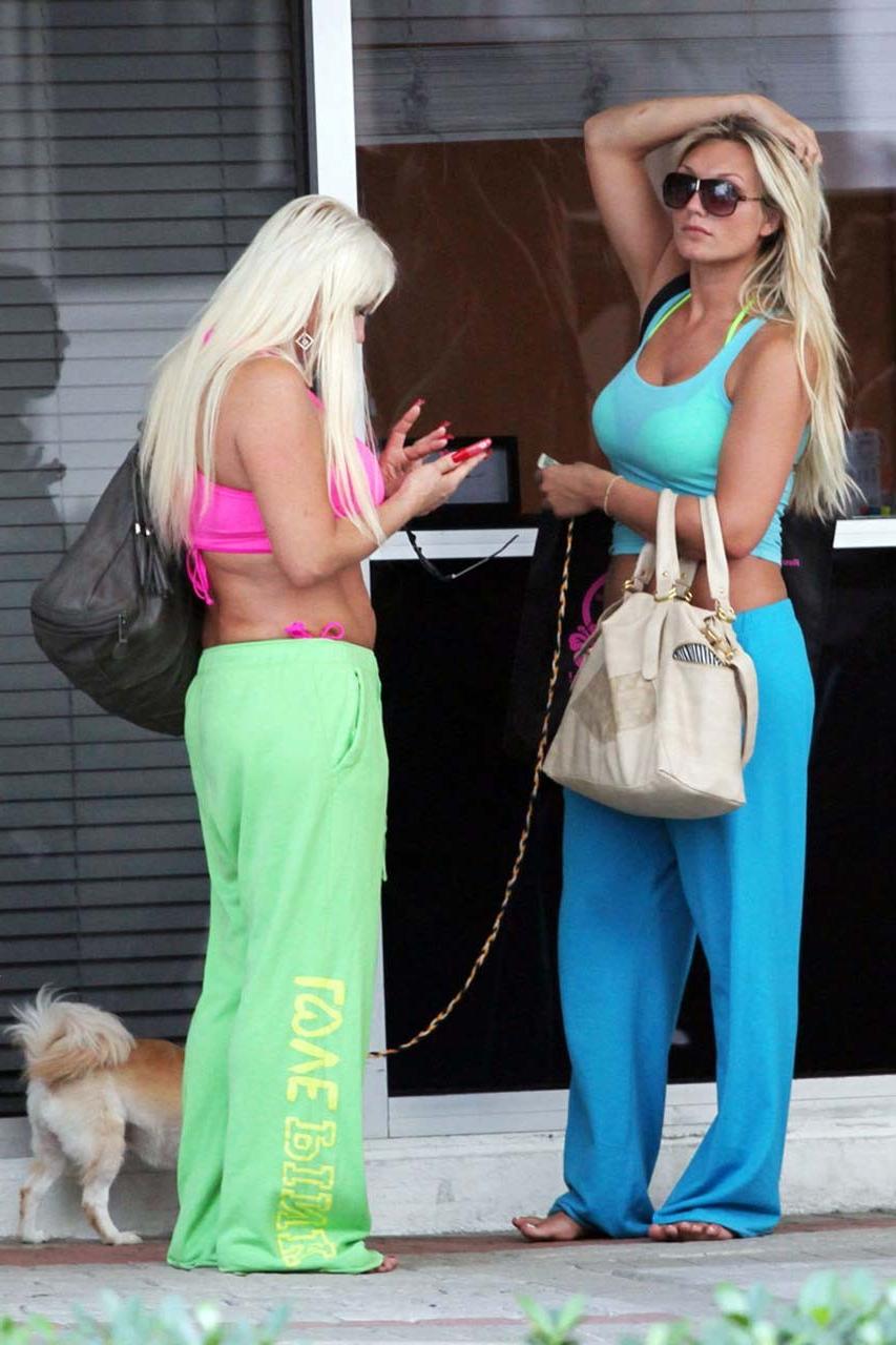 10P Brooke Hogan showing her sweet ass in thong and sexy in green bikini paparazzi s