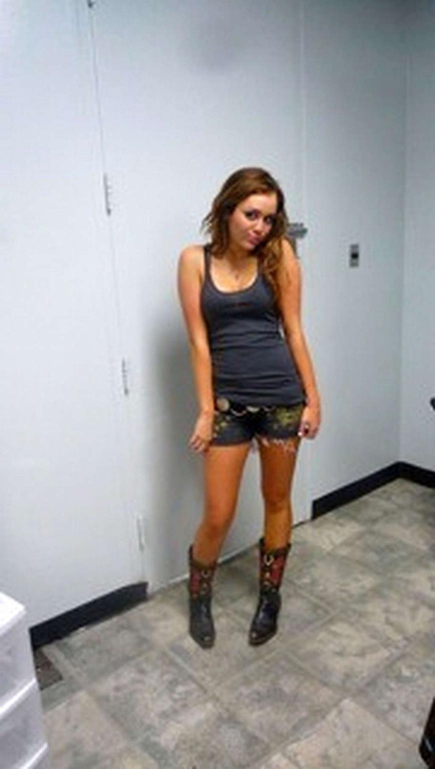 16P Miley Cyrus exposing sexy nude body on her stolen private photos