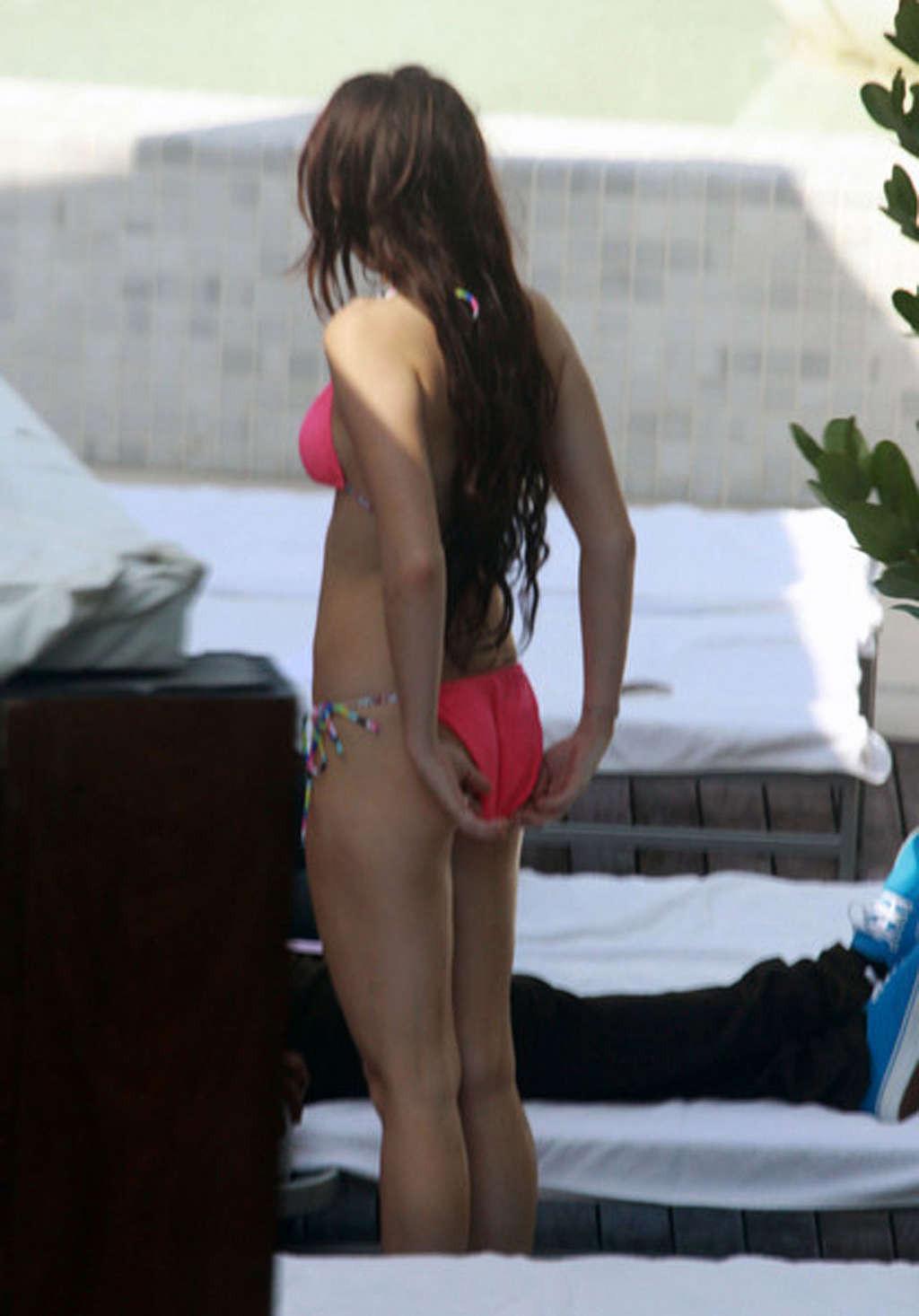 16P Miley Cyrus exposing sexy nude body on her stolen private photos