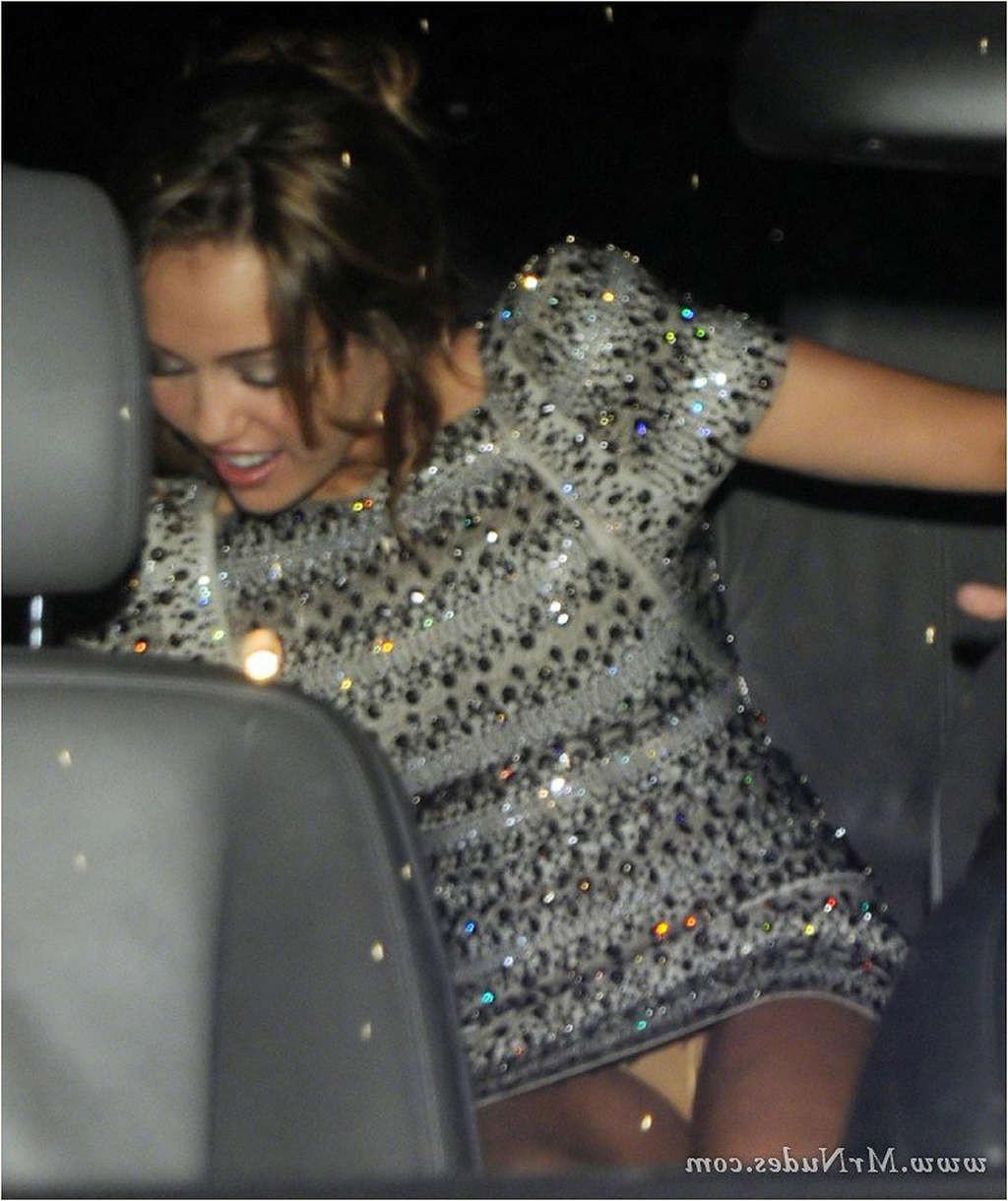 16P Miley Cyrus exposing sexy nude body on her stolen private photos