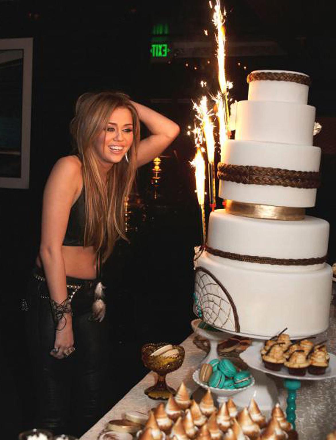 16P Die junge und süße Sängerin Miley Cyrus feierte ihren achtzehnten Geburtstag