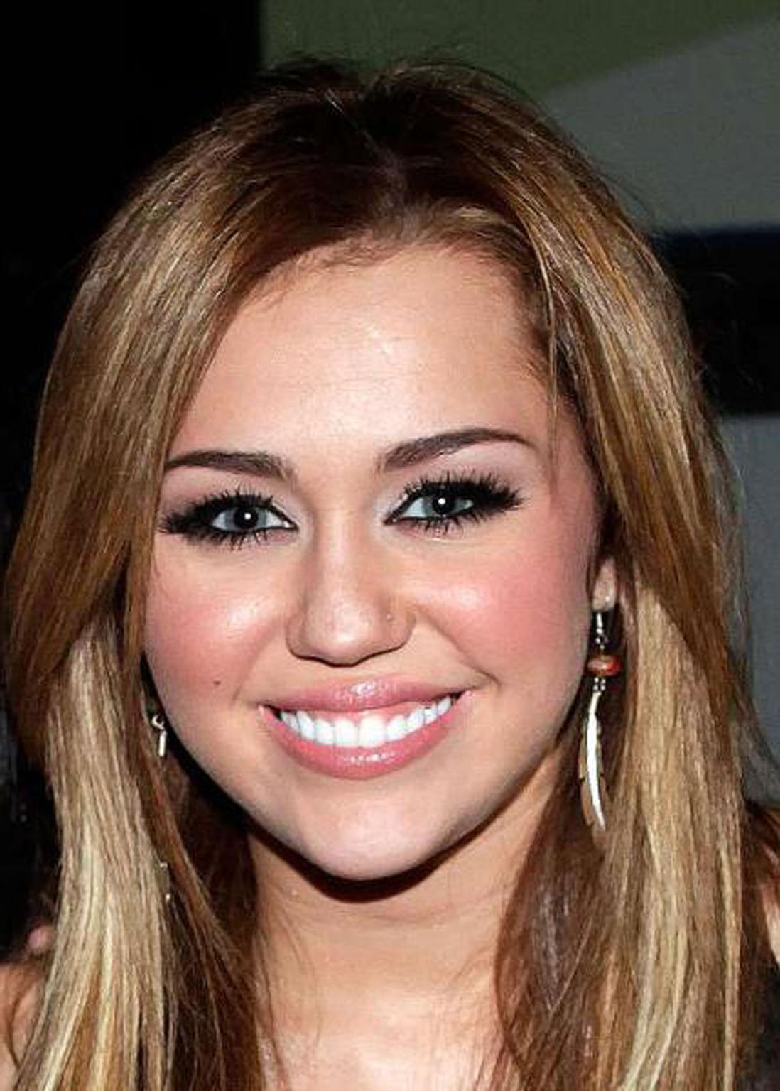 16P Die junge und süße Sängerin Miley Cyrus feierte ihren achtzehnten Geburtstag