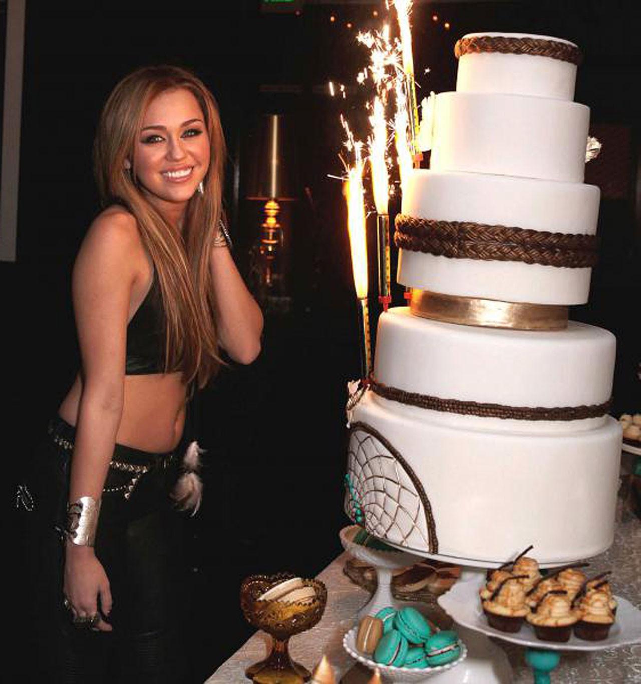 16P Die junge und süße Sängerin Miley Cyrus feierte ihren achtzehnten Geburtstag
