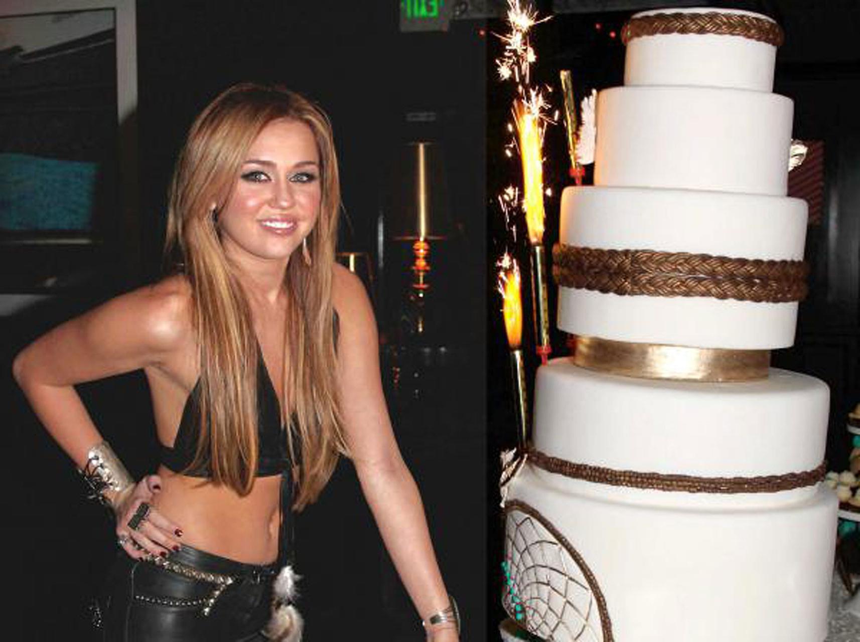 16P Die junge und süße Sängerin Miley Cyrus feierte ihren achtzehnten Geburtstag