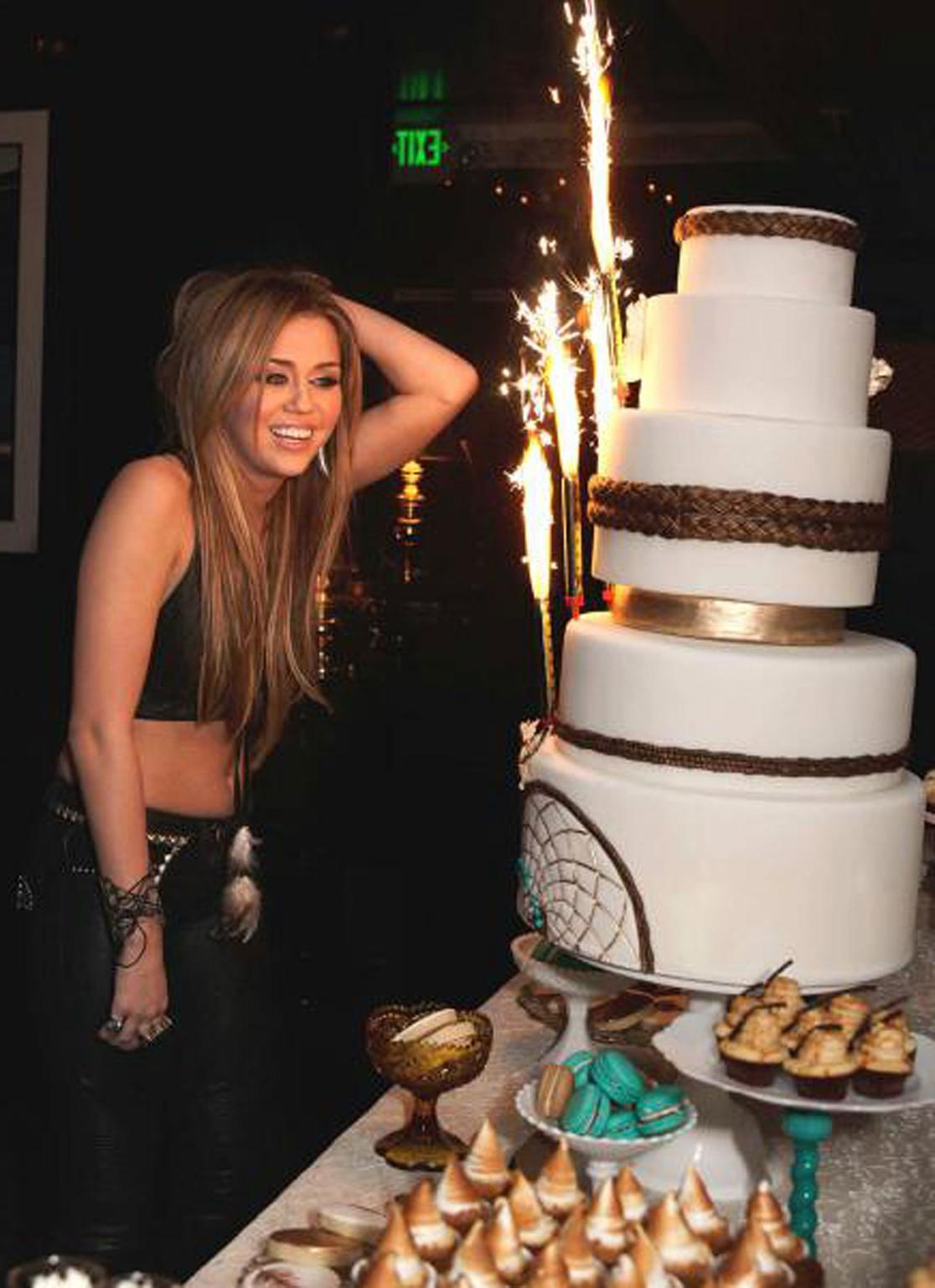 16P Die junge und süße Sängerin Miley Cyrus feierte ihren achtzehnten Geburtstag