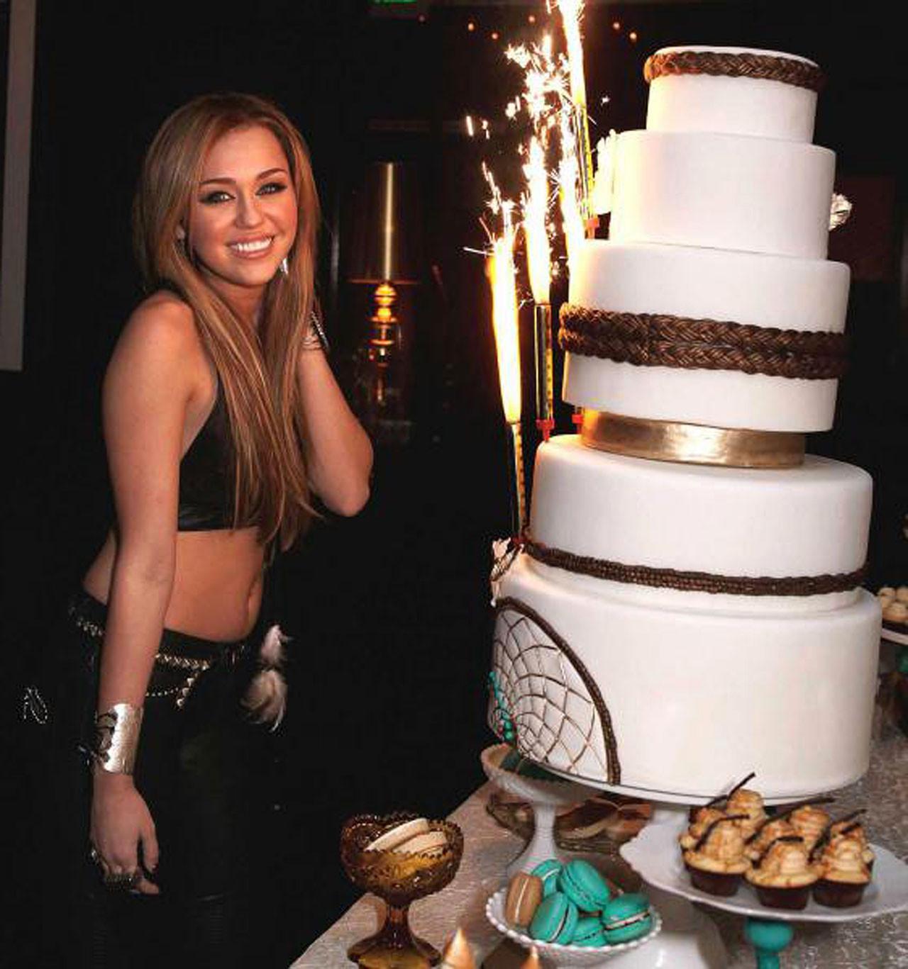 16P Die junge und süße Sängerin Miley Cyrus feierte ihren achtzehnten Geburtstag
