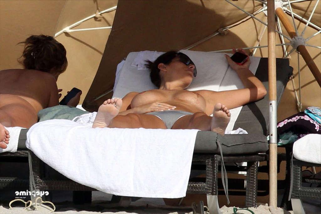 16P Aida Yespica enjoying in topless and showing sexy ass in thong on beach