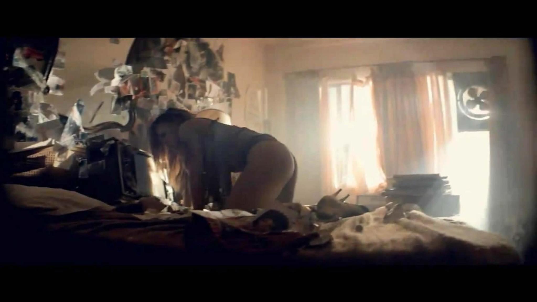10P Stacy Fergie Ferguson exposing her great ass in thong in video spot