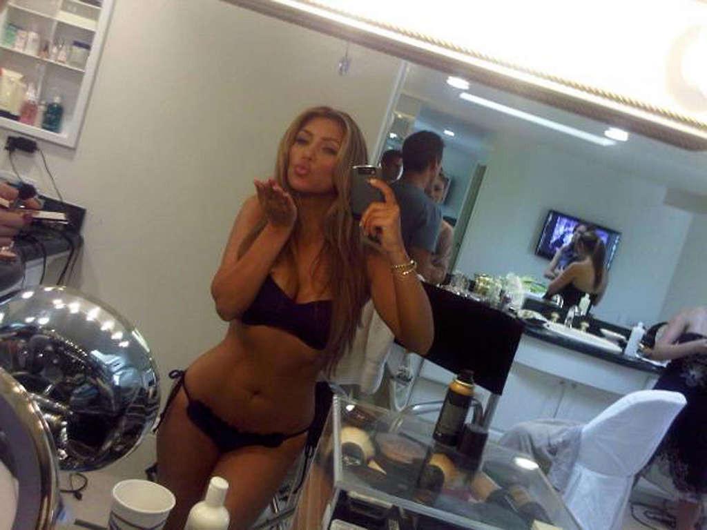 16P Kim Kardashian looking very sexy on yet unseen private photos