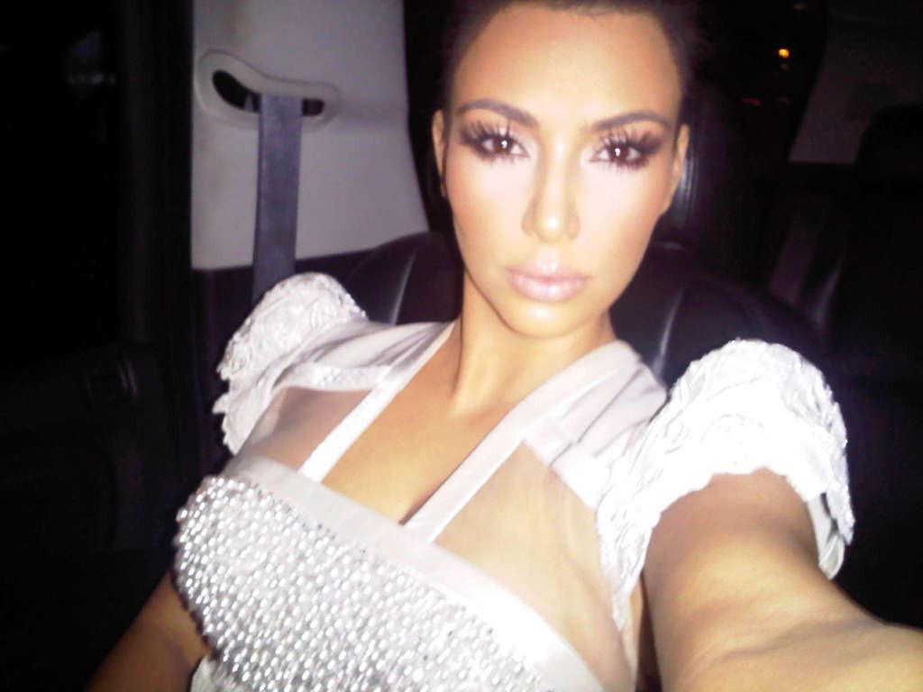 16P Kim Kardashian looking very sexy on yet unseen private photos