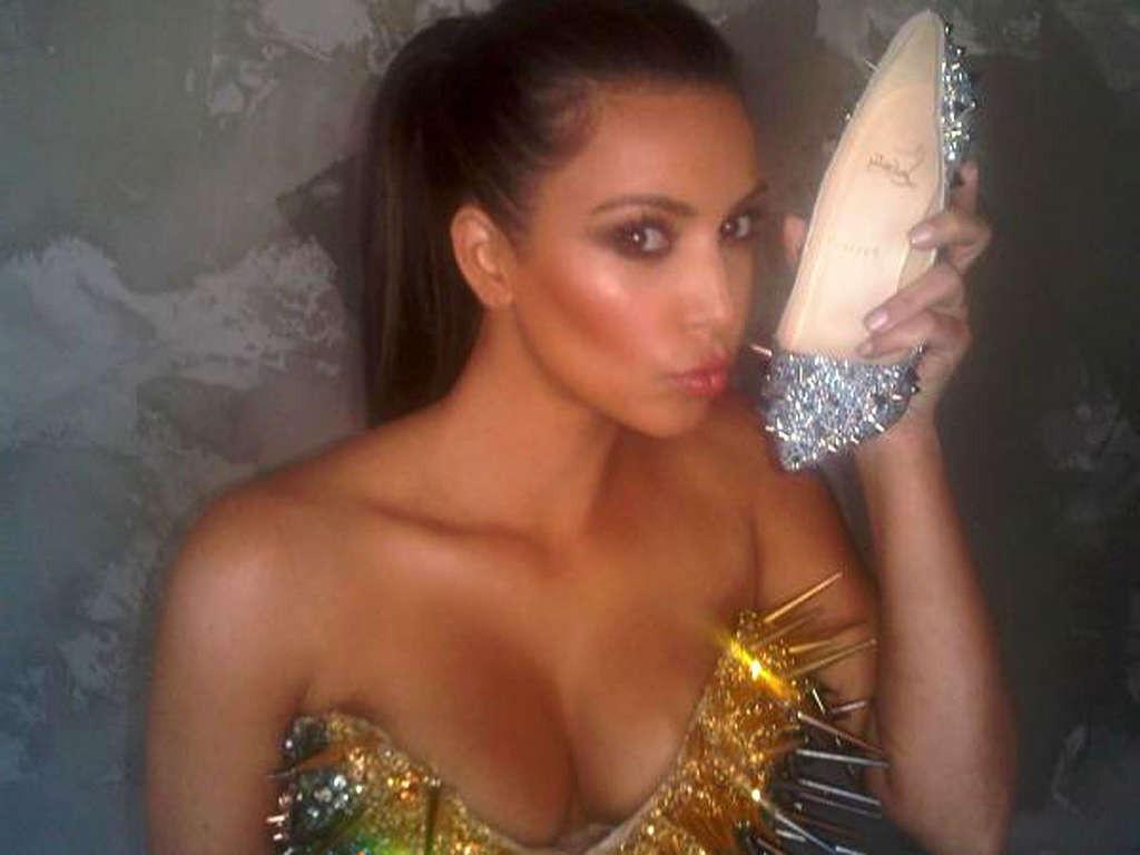 16P Kim Kardashian looking very sexy on yet unseen private photos