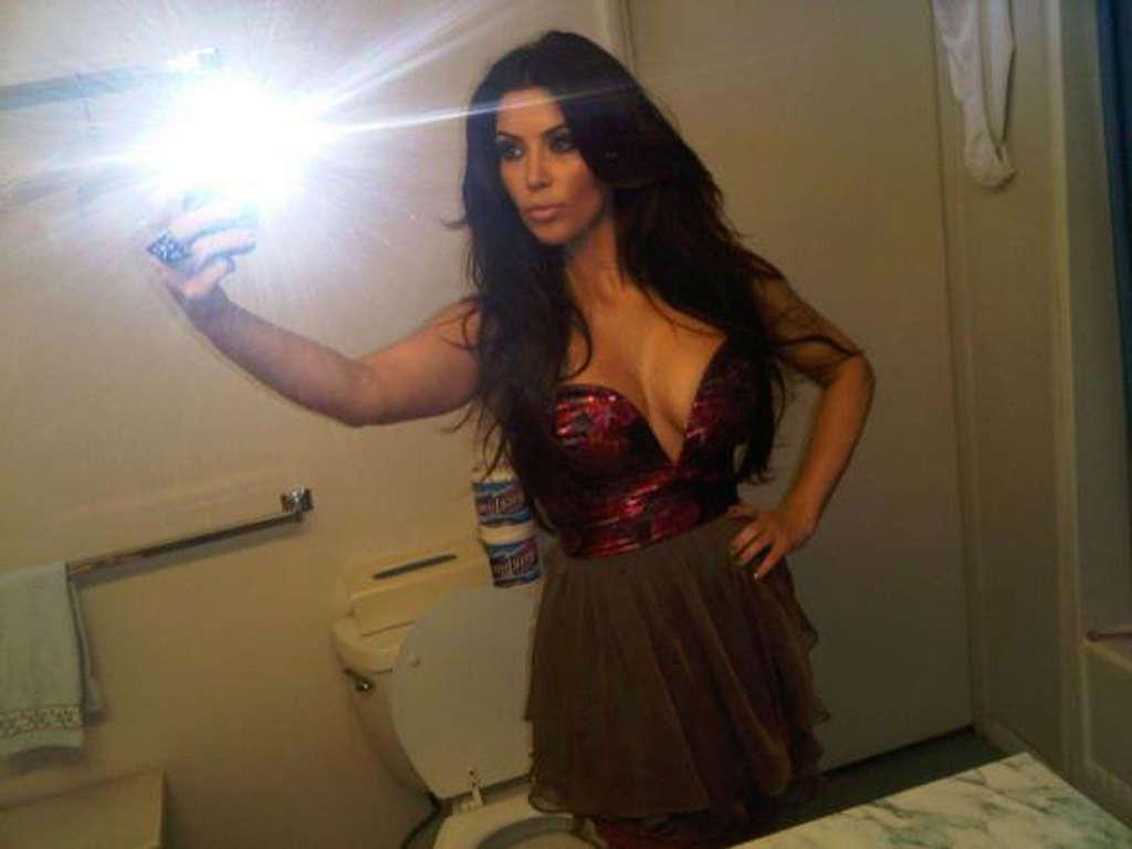 16P Kim Kardashian looking very sexy on yet unseen private photos