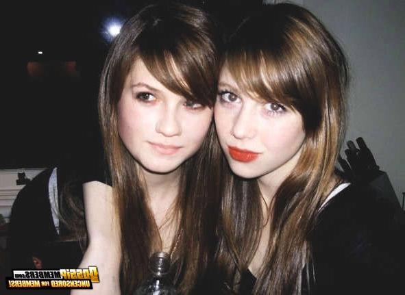 15P Bonnie Wright posing sexy and slutty in glamorous and paparazzi photos